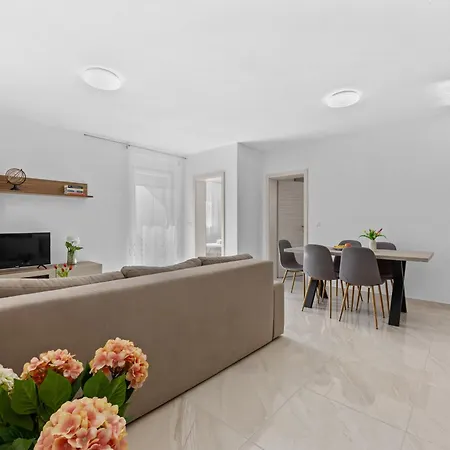 Lola Apartment *